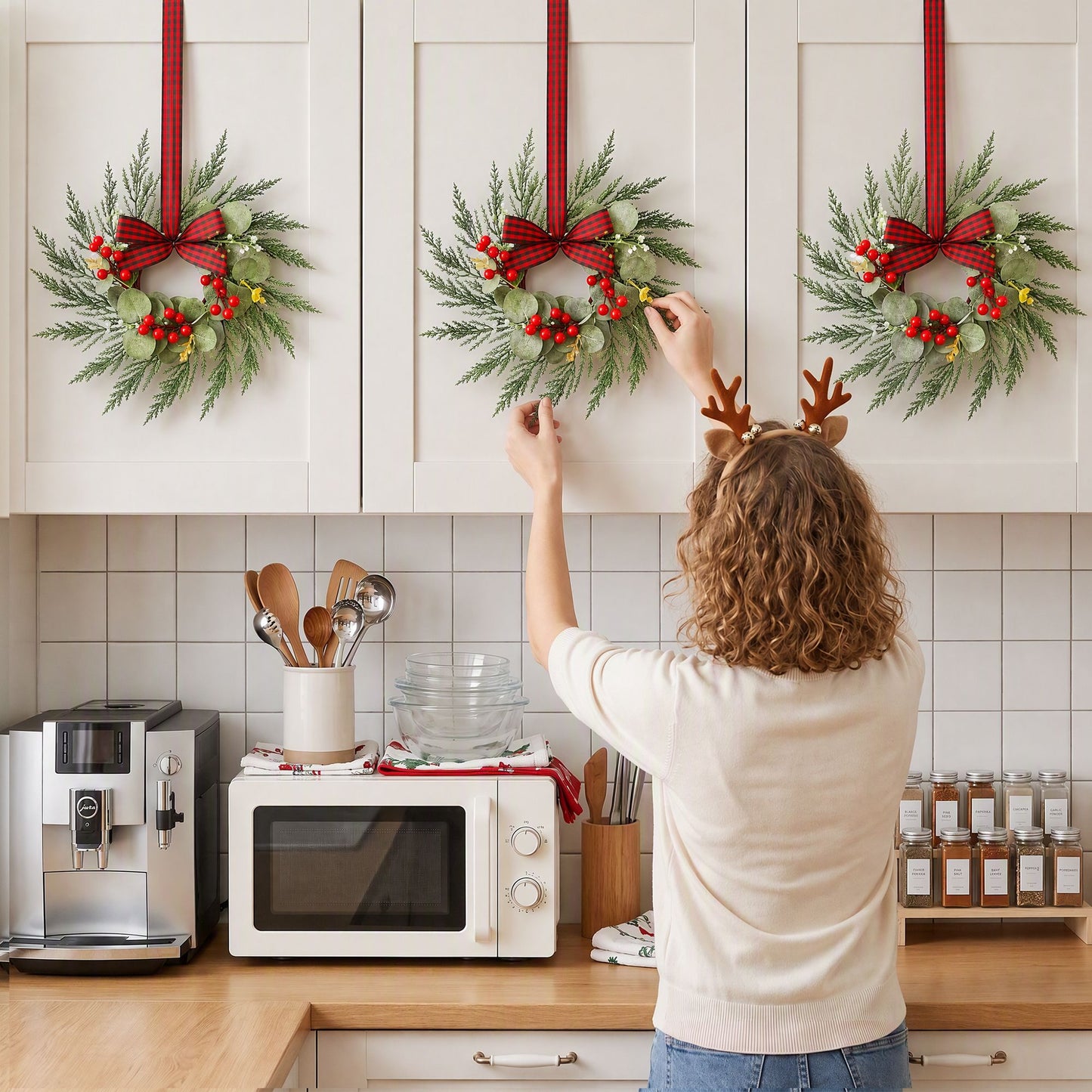 Jingle Jollys 6er Weihnachtskranz Girlande 26cm Beleuchtete Kränze Rote Beeren Schleife